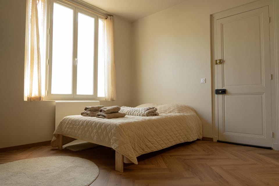 Bed, Photo of the whole room, Bedroom, towels