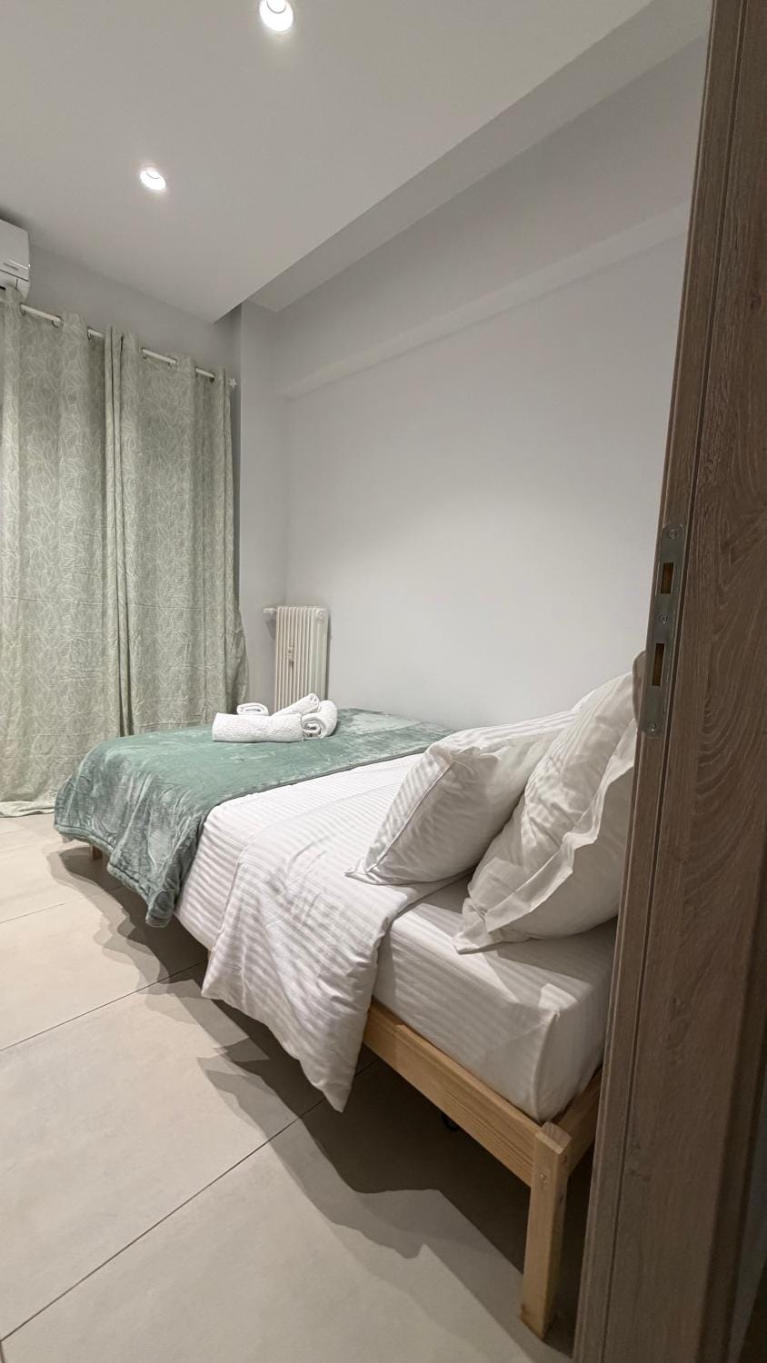 Modern 2BR Garden Apartment in Faliro Sleeps 5 Apartment in Piraeus Regional Unit, Greece