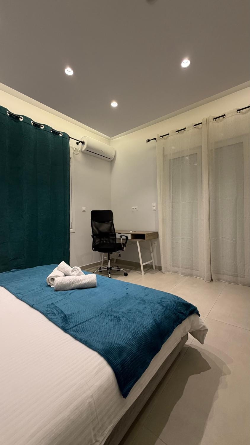 Bed, Photo of the whole room, Bedroom, towels