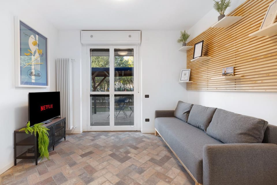 TV and multimedia, Living room, Seating area, Evening entertainment