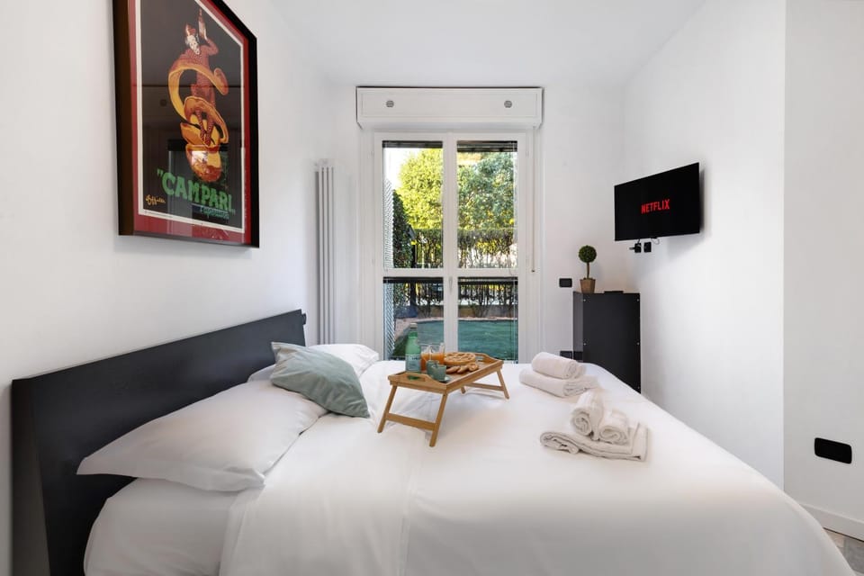 Bed, TV and multimedia, Photo of the whole room, Bedroom, towels