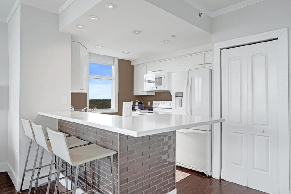 Bright Spacious 1BR Miami Retreat Balcony View Apartment in Coconut Grove