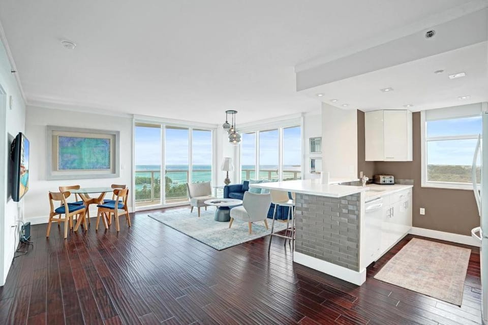 Bright Spacious 1BR Miami Retreat Balcony View Apartment in Coconut Grove