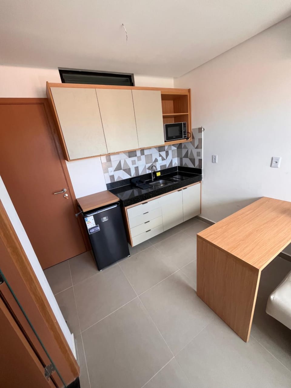 Kitchen or kitchenette, minibar, stove