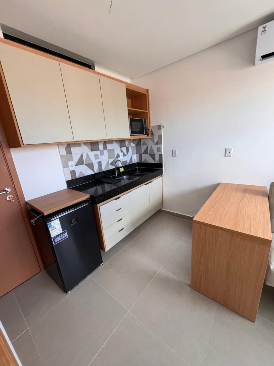 Kitchen or kitchenette, minibar, stove