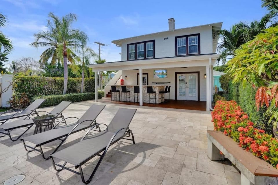 Modern 1BR Retreat with Pool at Lake Worth Apartment in Lake Worth