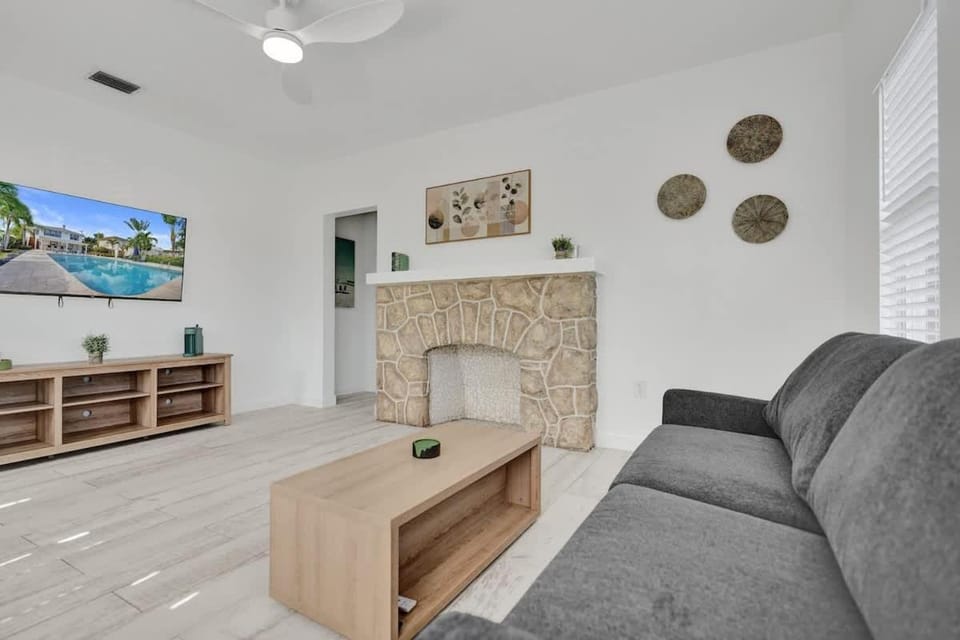 Modern 1BR Retreat w Pool & Bar at Lake Worth Apartment in Lake Worth