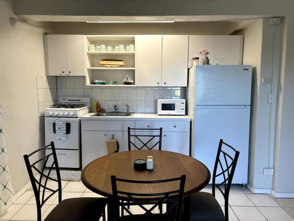 Kitchen or kitchenette, Dining area, oven, stove