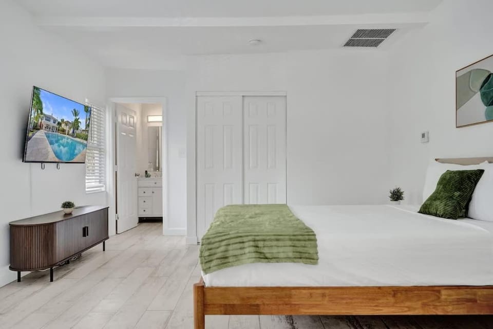 Modern Studio w Kitchen and Pool at Lake Worth Apartment in Lake Worth