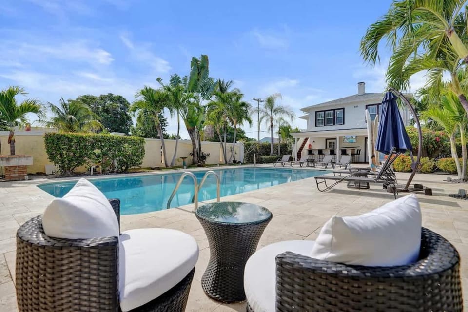Modern Studio w Kitchen and Pool at Lake Worth Apartment in Lake Worth