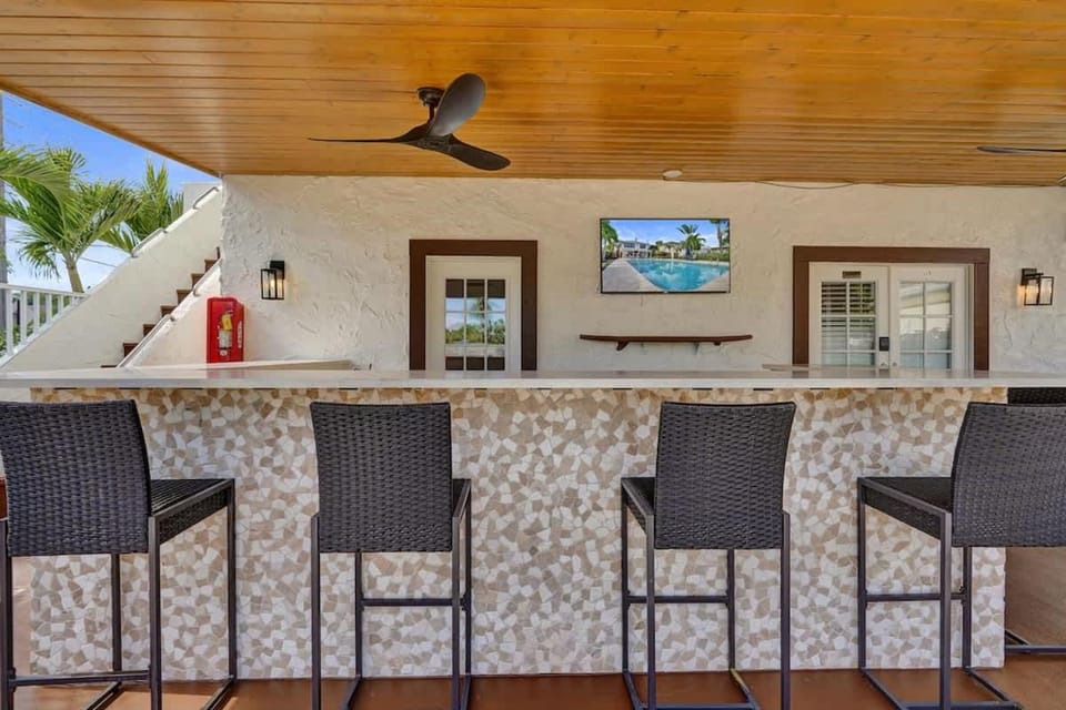 Modern Studio w Kitchen and Pool at Lake Worth Apartment in Lake Worth
