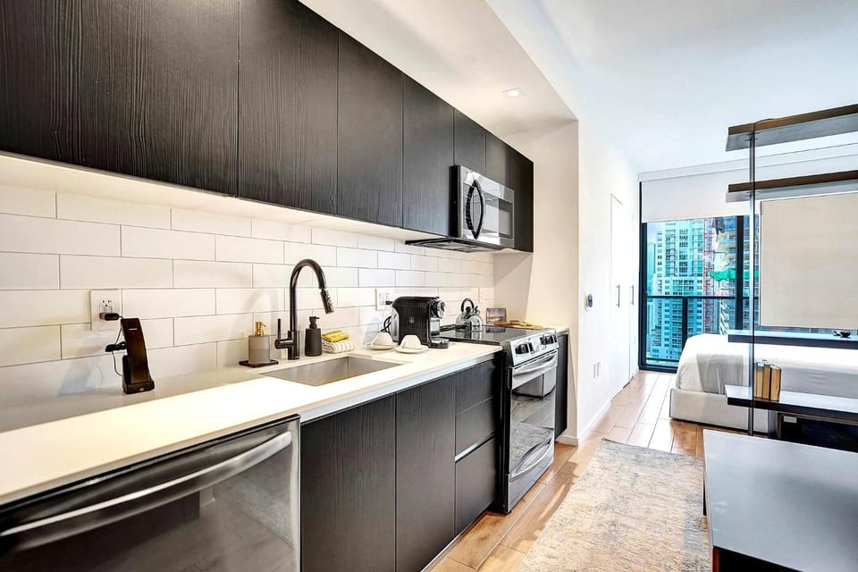 Miami 17th floor Studio w Kitchen City and Bay Views Apartment in Miami