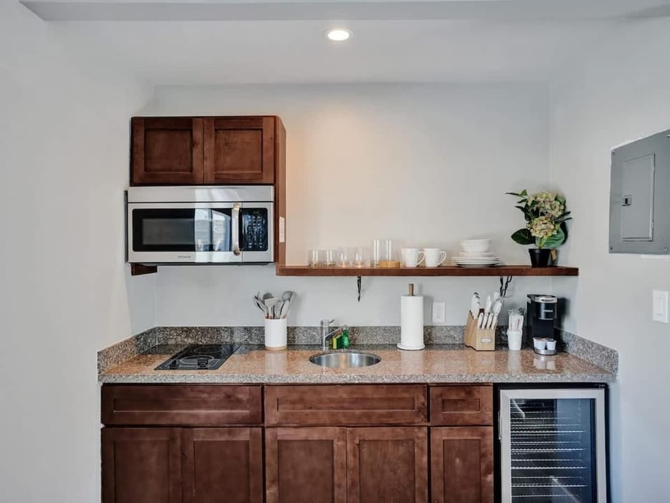 Pelican Cove Studio w Private Patio in Pompano Apartment in Pompano Beach