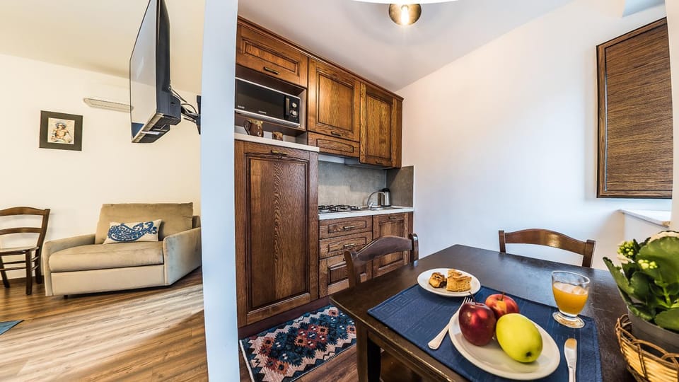 Kitchen or kitchenette, Internal: Not applicable to any particular room