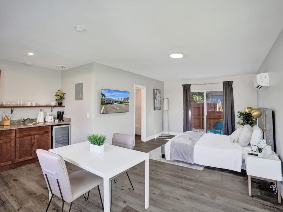 Studio with Private Patio in Pompano w Kitchenette Apartment in Pompano Beach