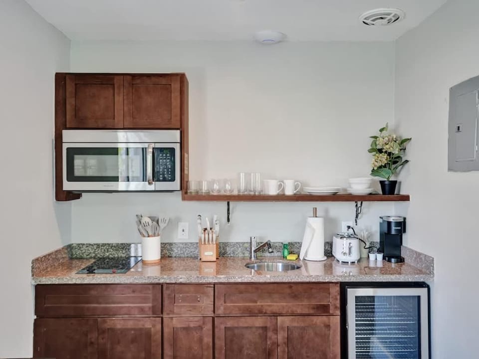 Studio with Private Patio in Pompano w Kitchenette Apartment in Pompano Beach