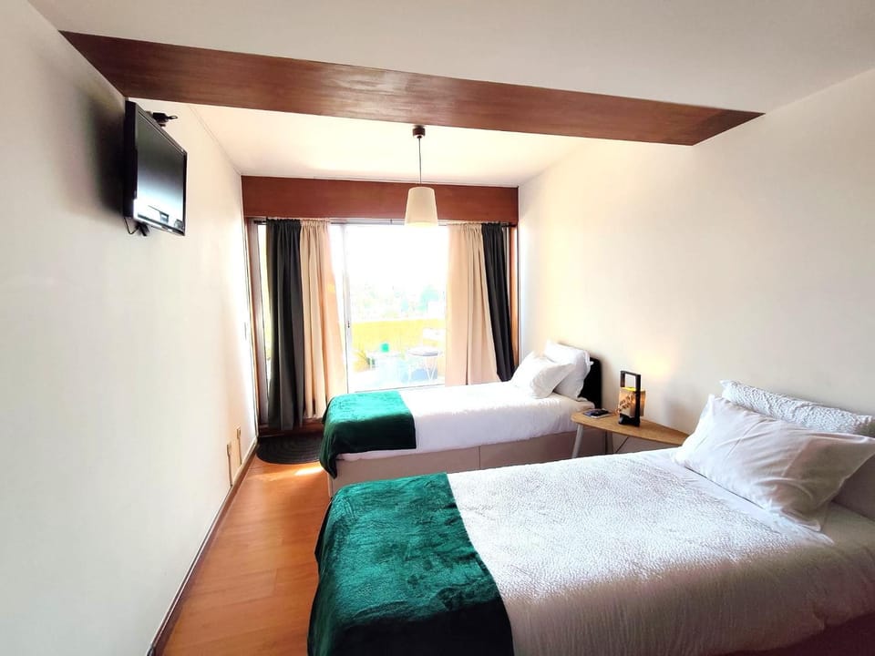 Bed, TV and multimedia, Balcony/Terrace, Photo of the whole room, Bedroom, internet
