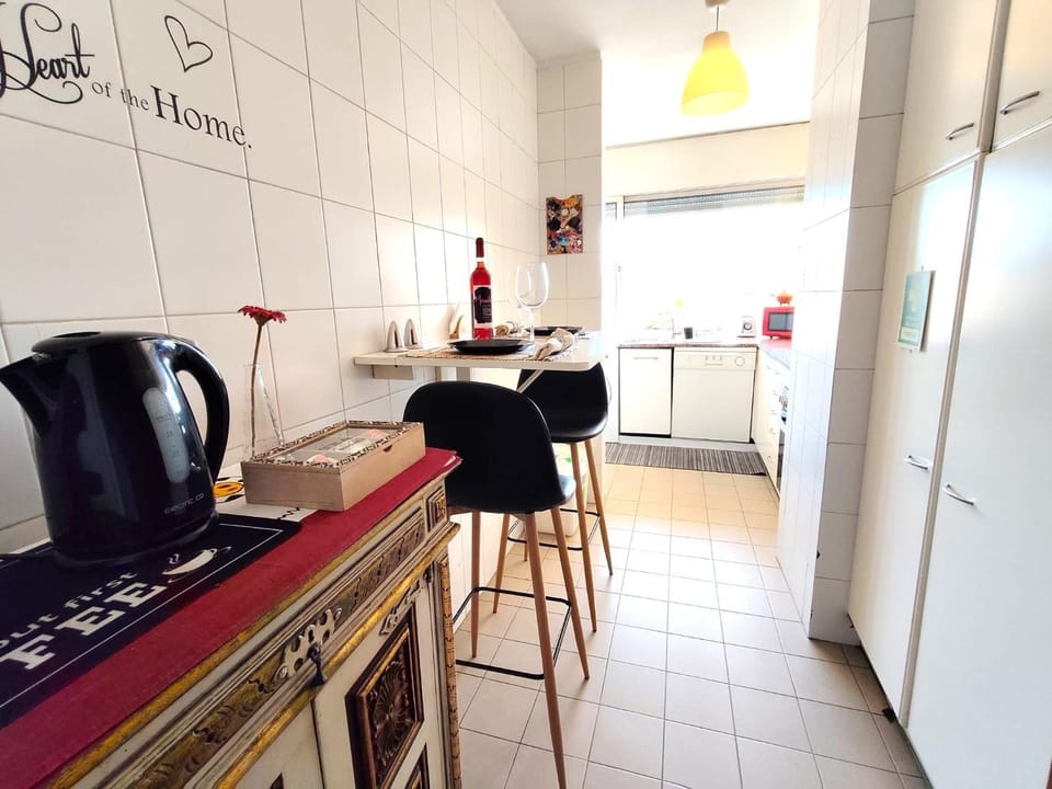 Coffee/tea facilities, Kitchen or kitchenette, Dining area, Communal kitchen, oven, stove, toaster, kitchen, kitchen