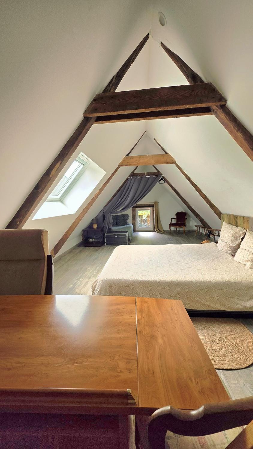 Bed, Photo of the whole room, Seating area, Bedroom