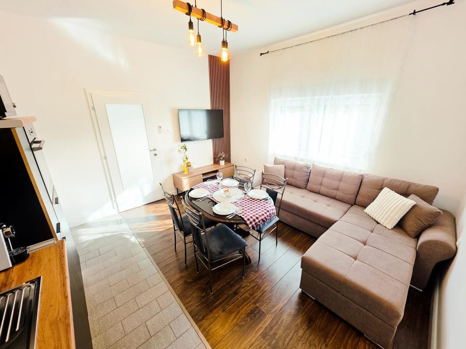 TV and multimedia, Living room, Seating area, Dining area, Evening entertainment