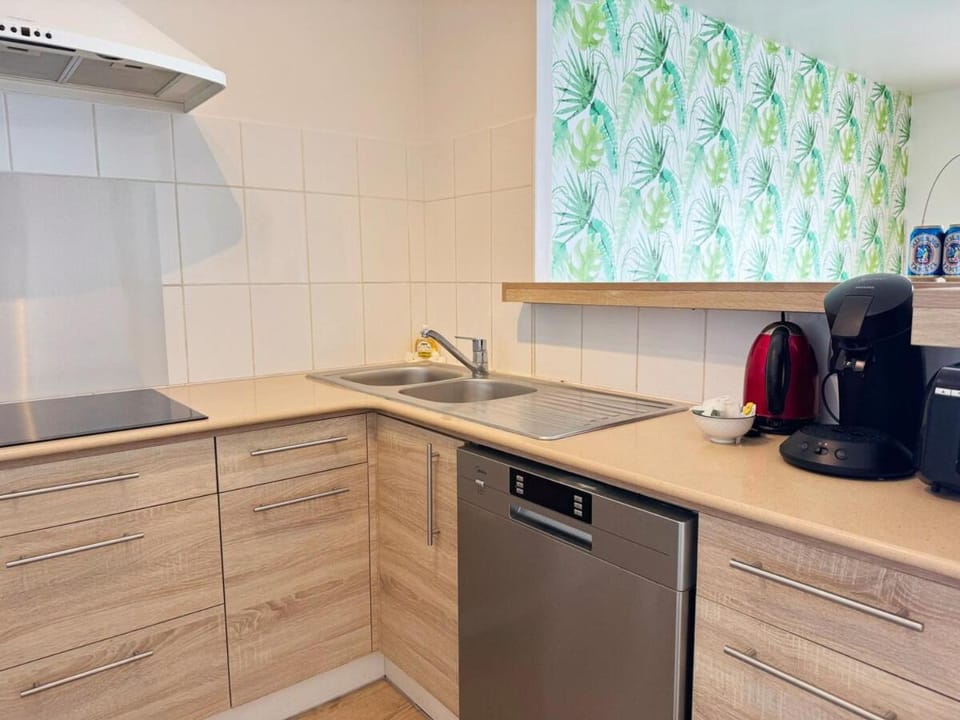 Spacious apartment, beach access, parking, wifi Apartment in Fa'a'ā