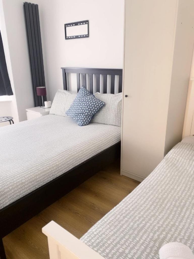 The Brent 5 Bedroom Luxurious Dartford House House in Dartford
