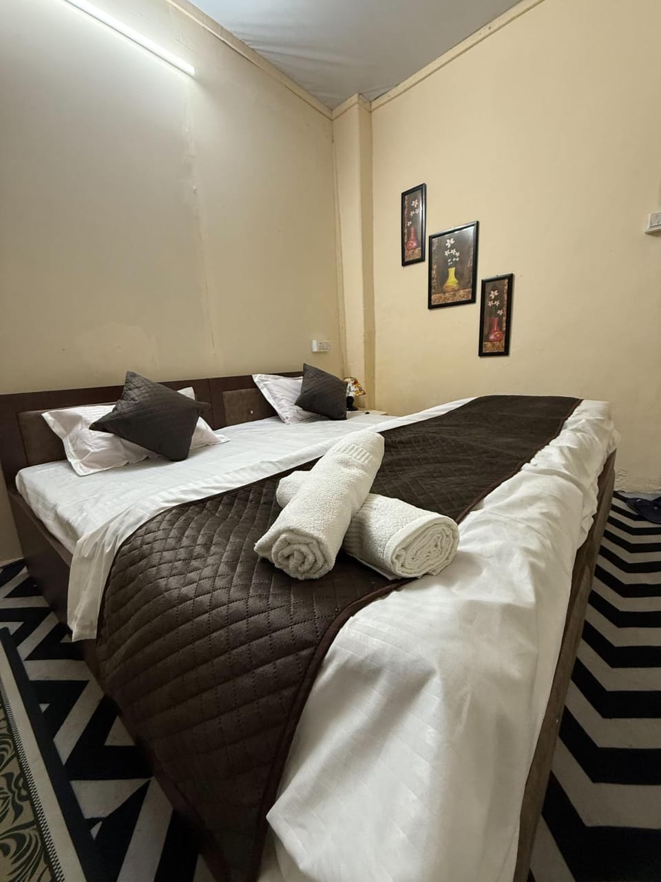 madho kutumb hostel ganga Vacation rental in Uttar Pradesh