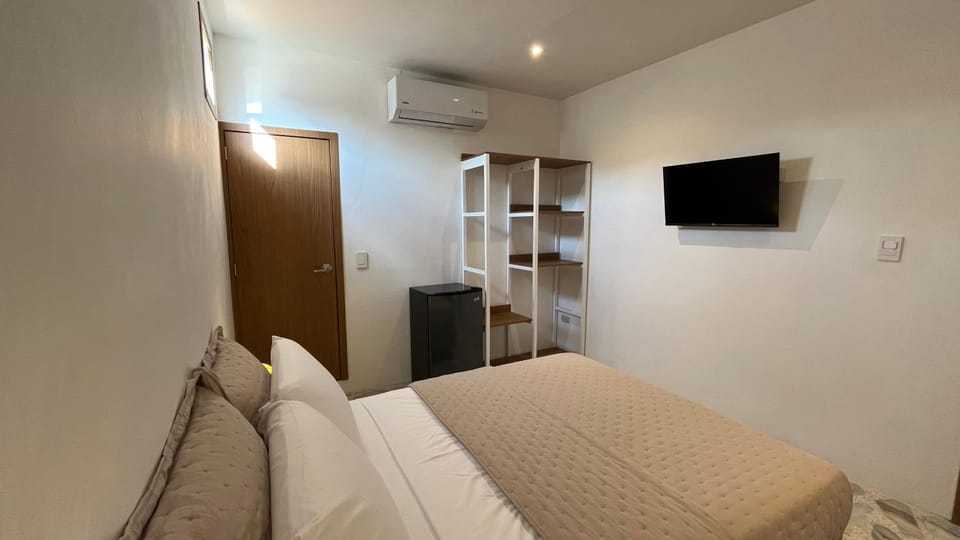 Bed, TV and multimedia, Photo of the whole room, Bedroom, minibar, wardrobe, air conditioner