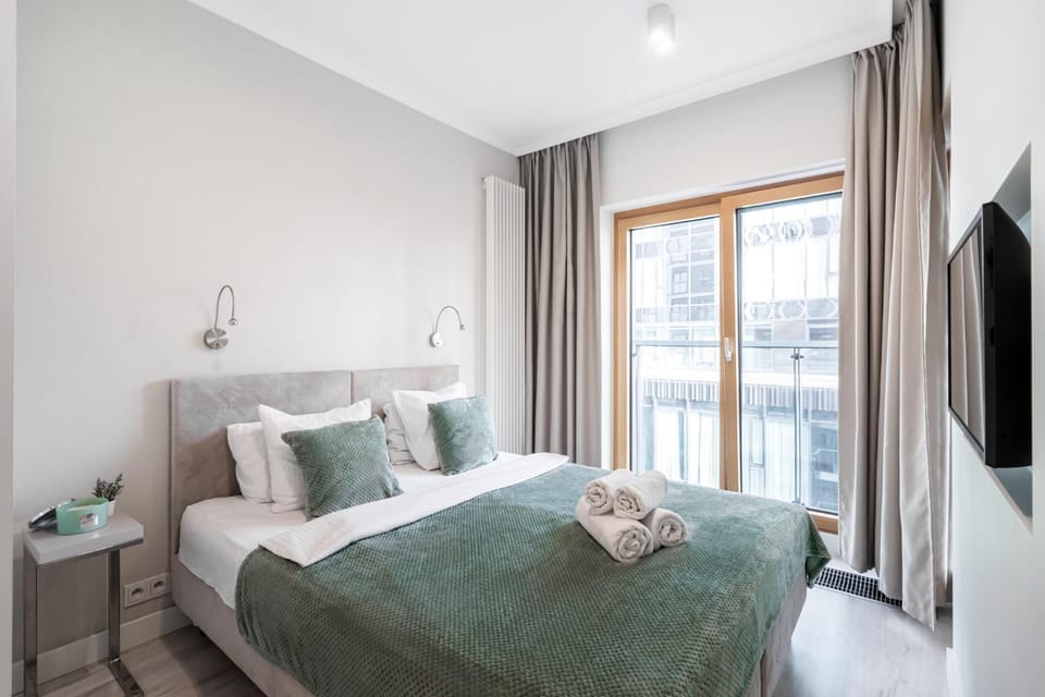 Bed, TV and multimedia, Photo of the whole room, Bedroom, towels
