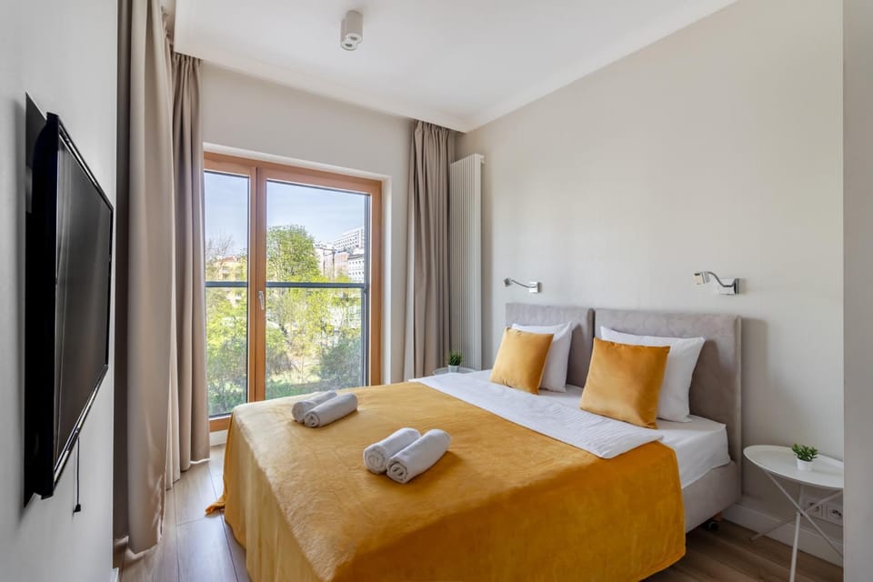 Bed, TV and multimedia, Photo of the whole room, Bedroom, towels