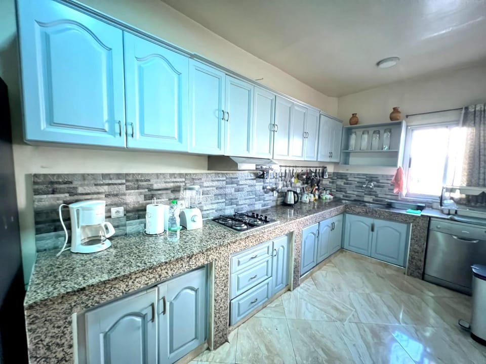 Kitchen or kitchenette, minibar, stove, toaster