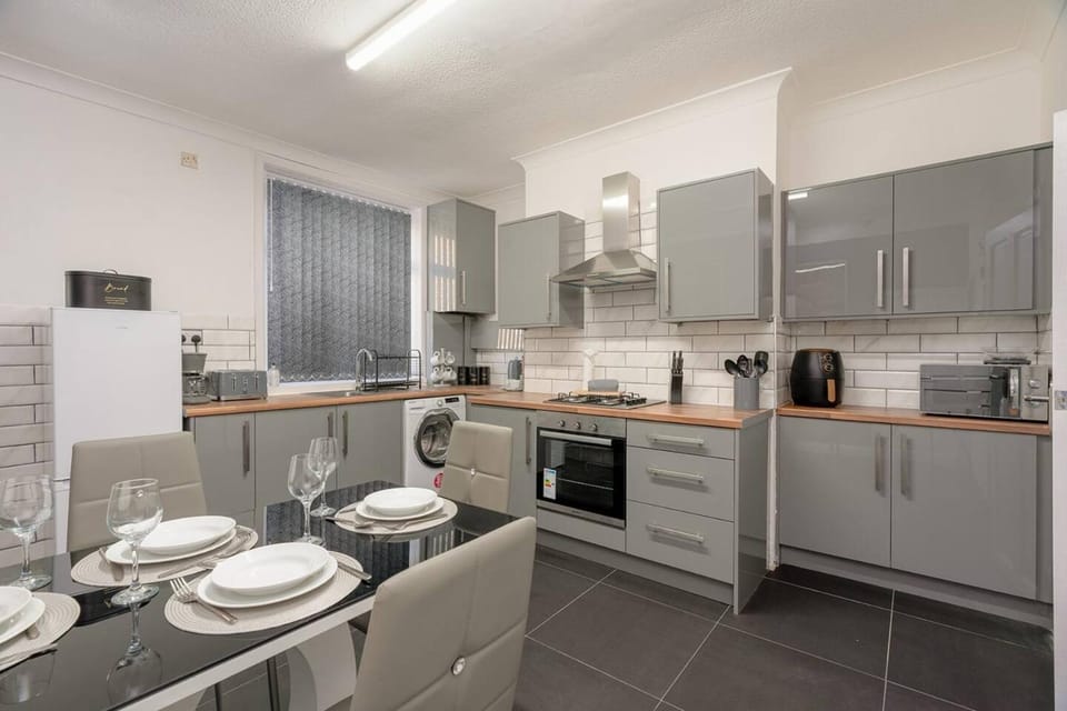 Kitchen or kitchenette, Dining area, microwave, oven, stove, toaster
