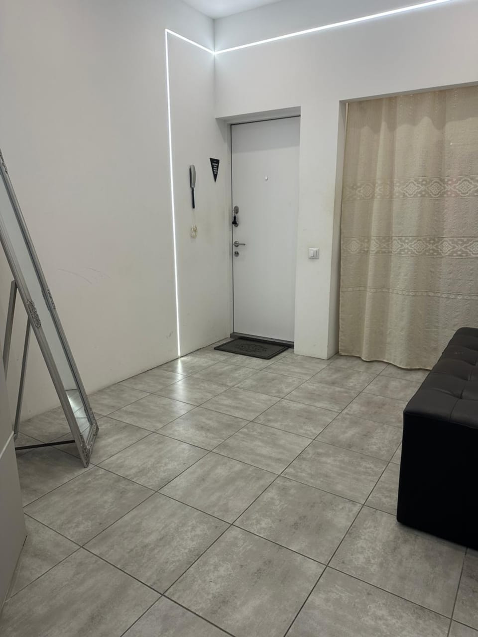 Facade/entrance, wardrobe
