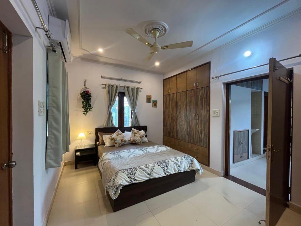 Bedroom, wardrobe, air conditioner