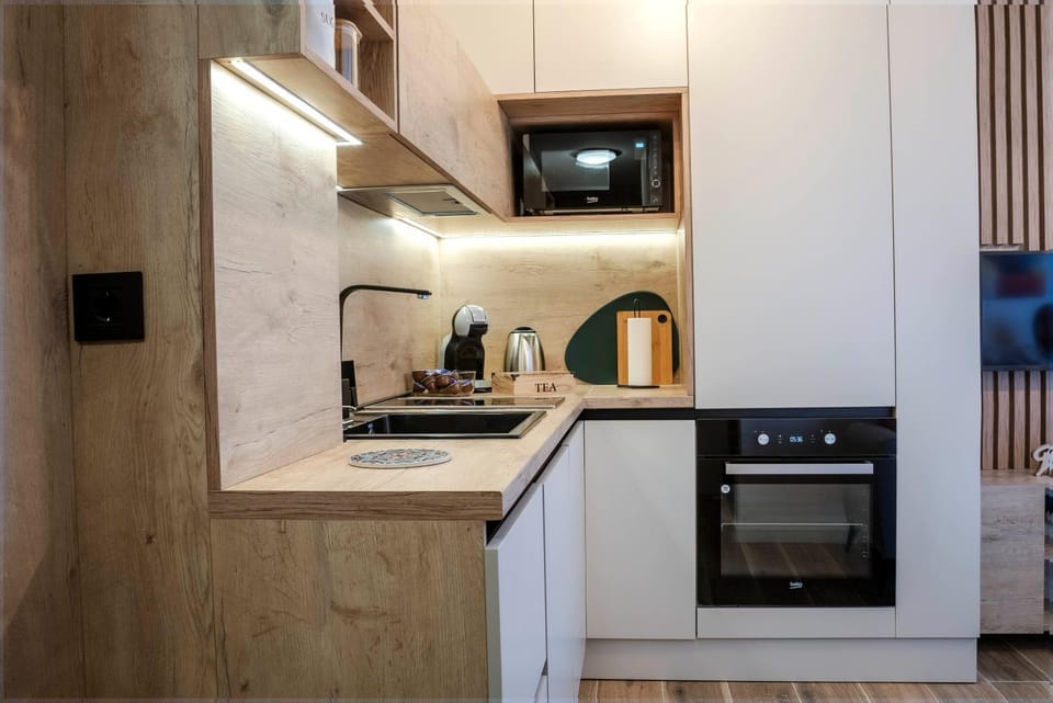 Coffee/tea facilities, Kitchen or kitchenette, dishwasher, oven, stove
