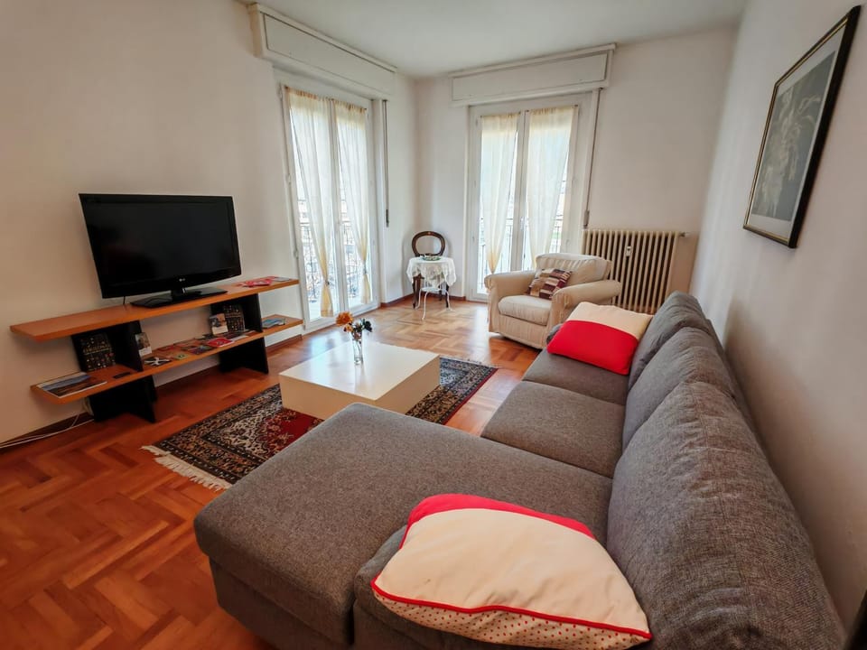 TV and multimedia, Living room, Seating area, Evening entertainment