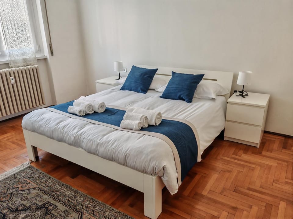 Bed, Photo of the whole room, Bedroom, towels