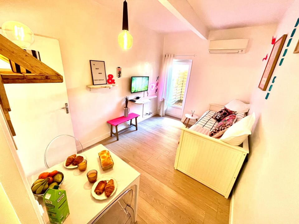 Communal lounge/ TV room, Bed, TV and multimedia, Living room, air conditioner