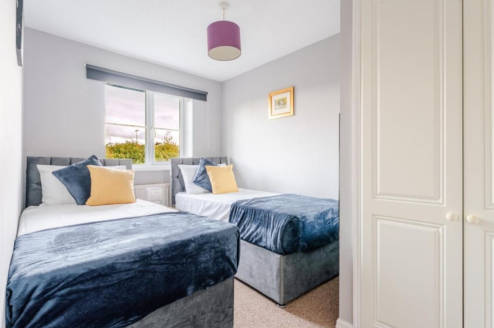 Modern Three Bedroom House Free parking wifi House in Bristol