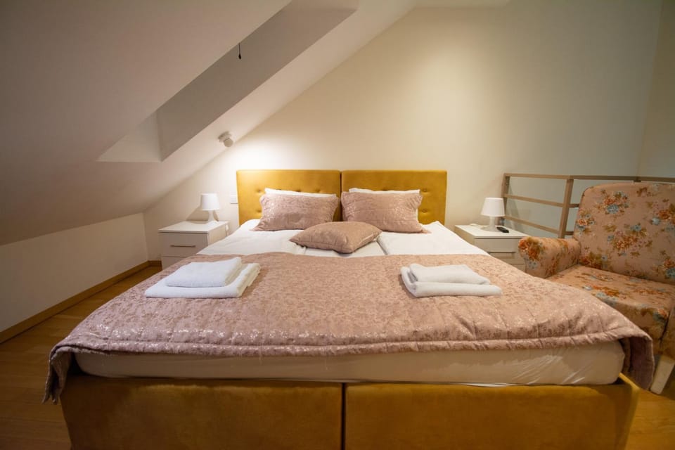 Bed, Photo of the whole room, Bedroom, towels