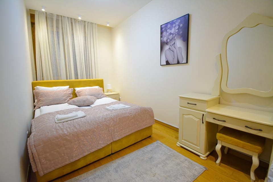 Bed, Bedroom, towels