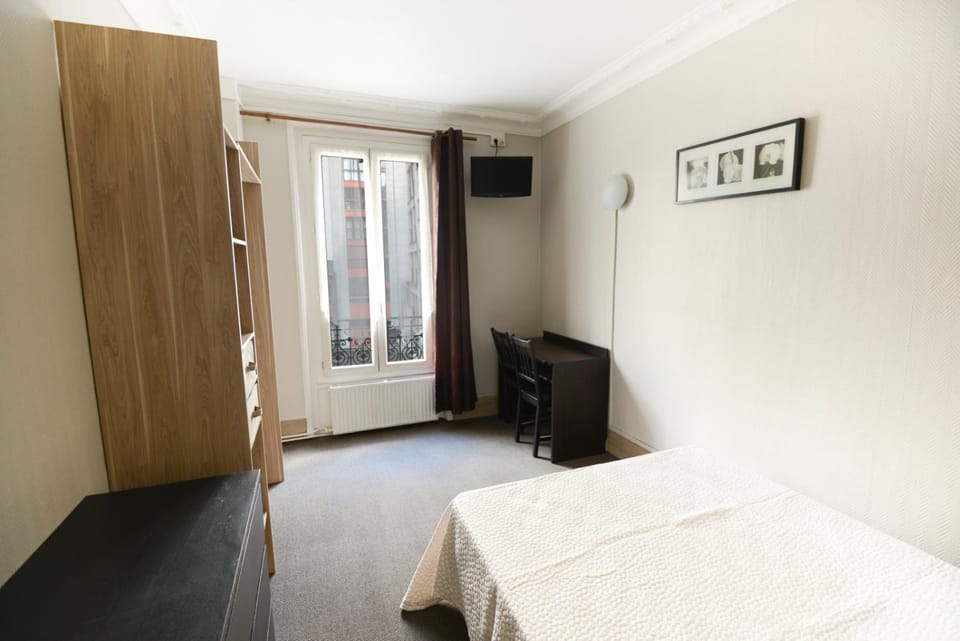 Au Fleuri hotel Hotel in Paris