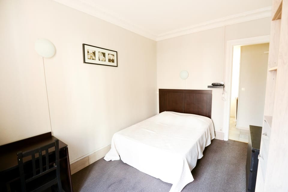 Au Fleuri hotel Hotel in Paris