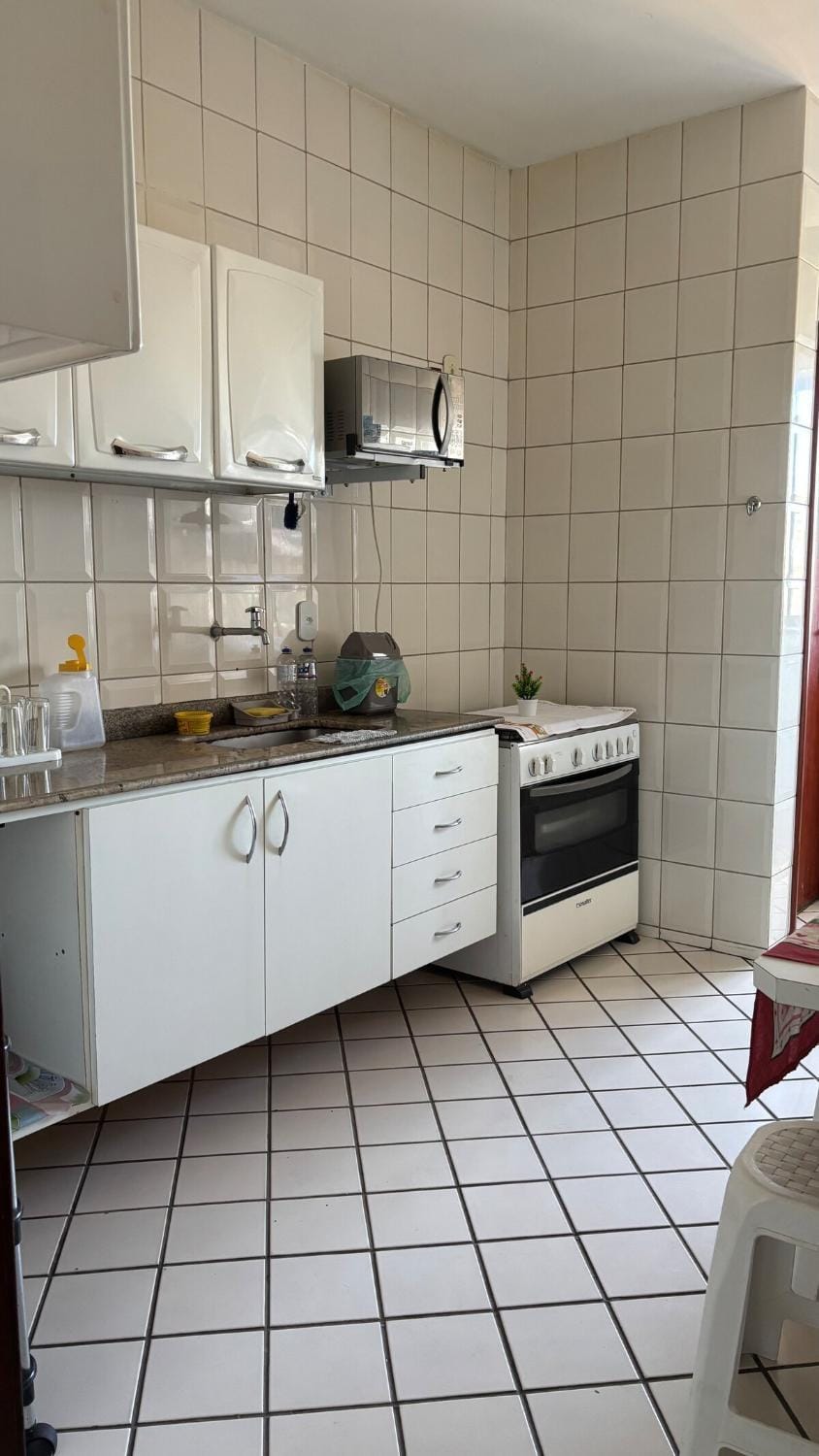 Kitchen or kitchenette, locker, microwave, stove