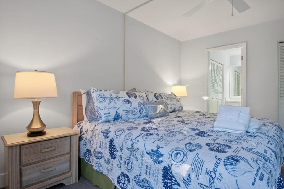 Coastal Retreat in Harbour Town - Pool, Sleeps 8 House in Hilton Head Island