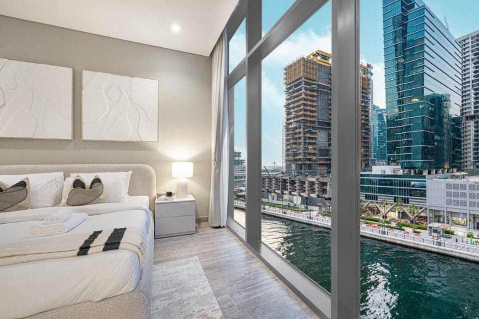 Bed, Natural landscape, View (from property/room), Bedroom, City view, Lake view