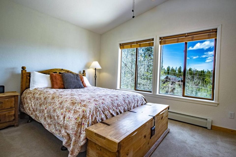 Elk Run half Duplex with views House in Fraser
