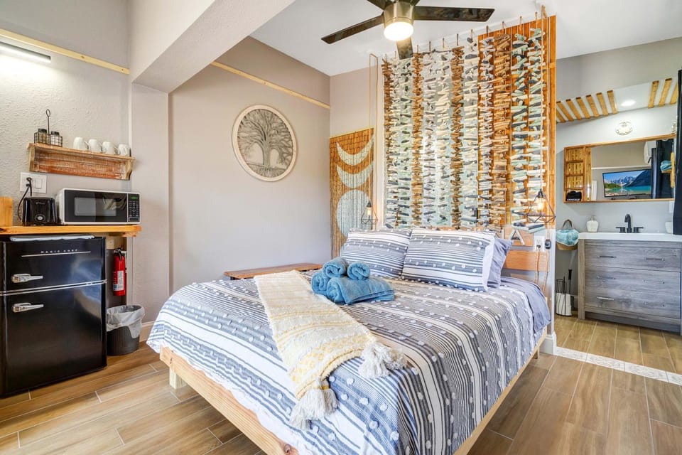 Bed, Kitchen or kitchenette, Photo of the whole room, Bedroom