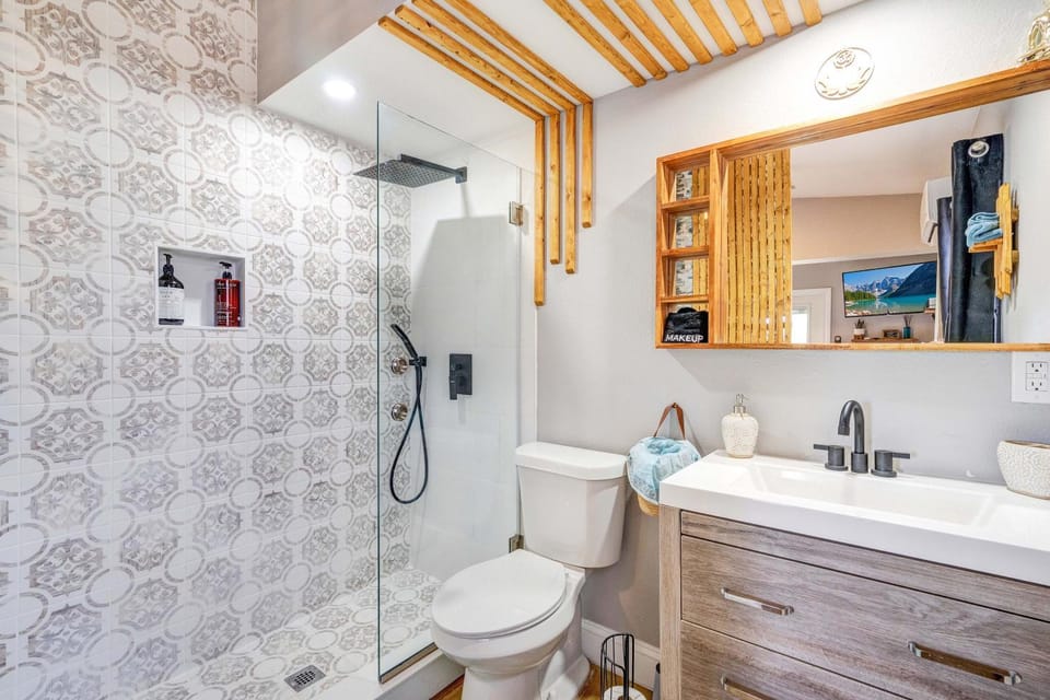 Shower, Toilet, Bathroom, towels