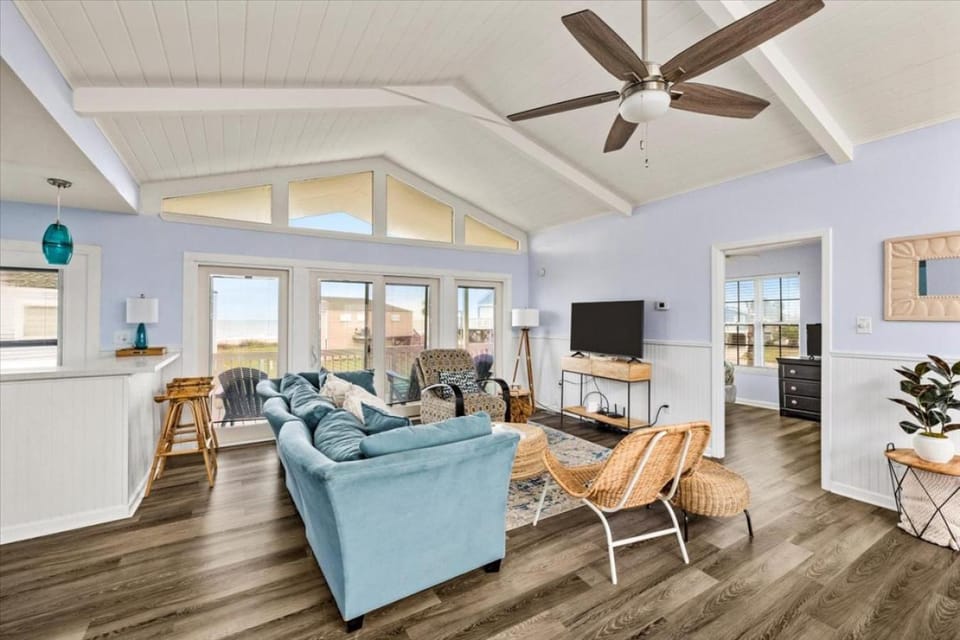 Coastal Cozy Steps to the sand and sea House in Jamaica Beach